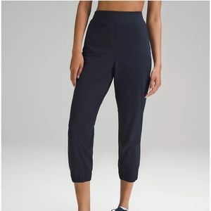Lululemon cropped jogger